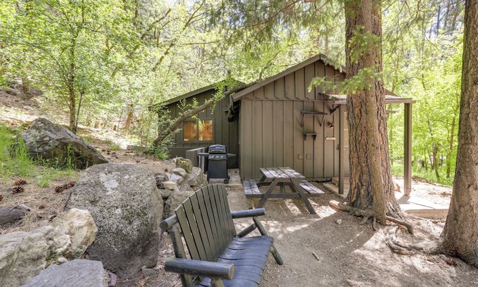 Sedona Cabin | Pet-Friendly Sedona Cabin w/On-Site Creek Access!