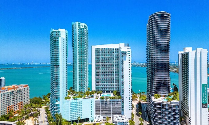 Edgewater Apartment | Spacious loft in front of park, great location!