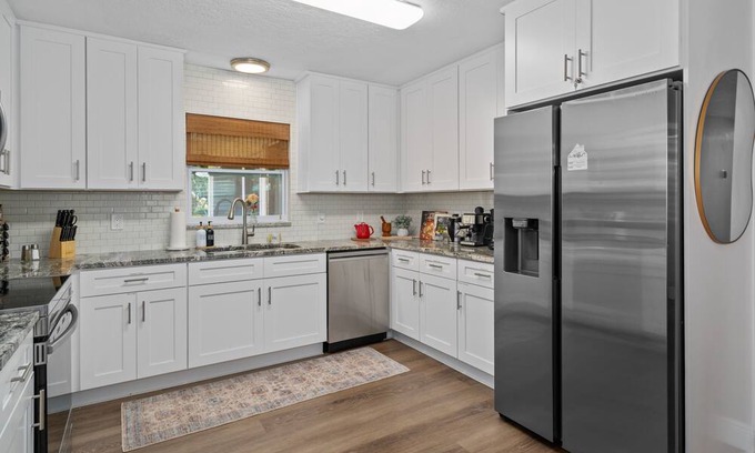 Crystal River House | Family Fun- Game room, Hot Tub on 1acre- with Room to Park RV or Boat-5G Wifi