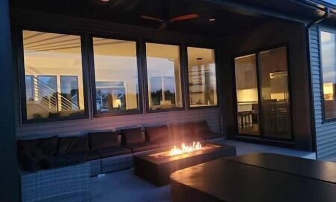 Fennville House | Spacious Vineyard Guest House
