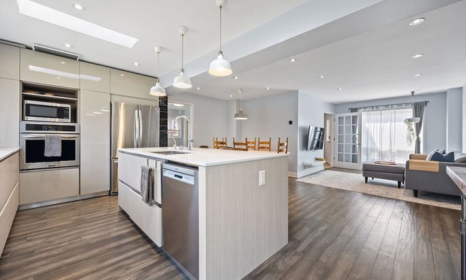 Mount Pleasant House | Spacious and Modern Home w/ BBQ near the Airport!