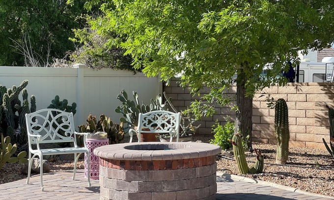 Silver Lakes Country Club House | Cozy & classic house with home office.