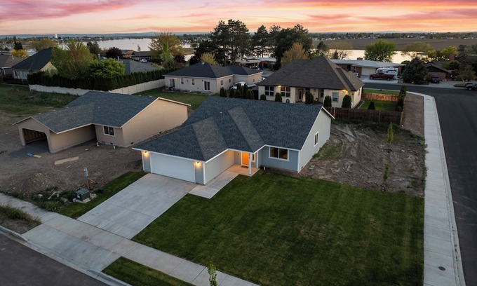 Moses Lake House | Casa del Sol- In the Heart of Moses Lake!