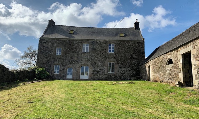 Lanneanou House | Manoir 16 ème Siècle Rénové, 6 Couchages Terrain de Tennis et Étang Privatif