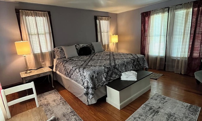 Damascus House | King Room along VA Creeper Trail and AT Pet friendly