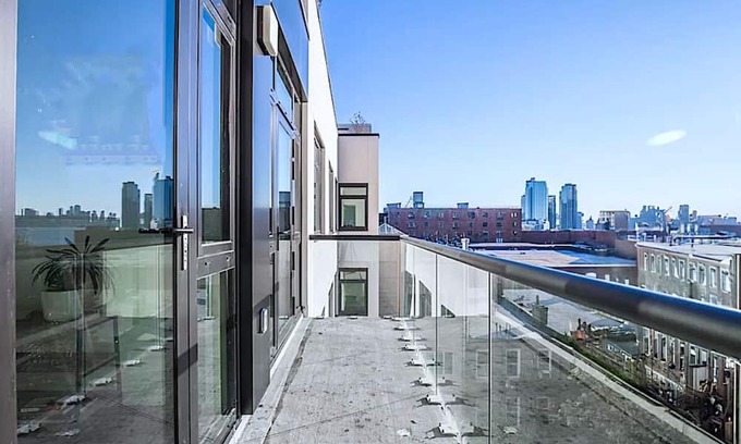 Greenpoint Apartment | 1 Large Bedroom - Massive Private Terrace - Luxury Building - Greenpoint
