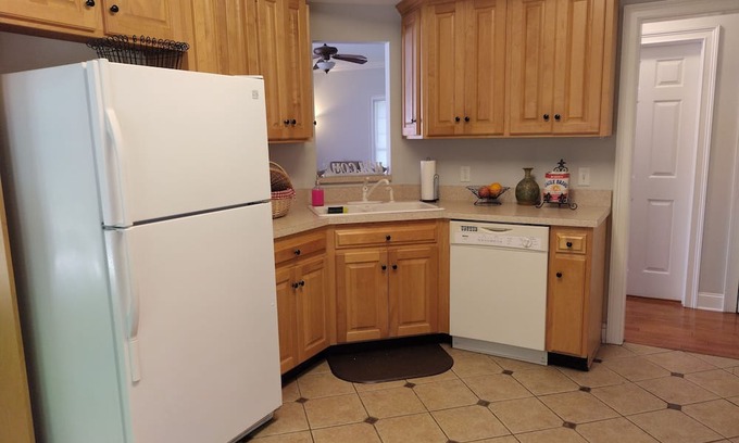 East Brainerd House | A Tranquil Retreat, sleeps 8 with King bed, minutes to downtown Chattanooga