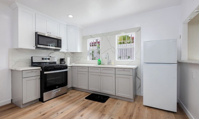 Vernon Apartment | 1 Bedroom Apt. in Vibrant LA Sleep 4