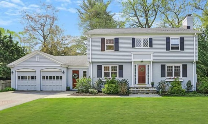 Lexington House | queen size bed, with table and chairs and full private bathroom,