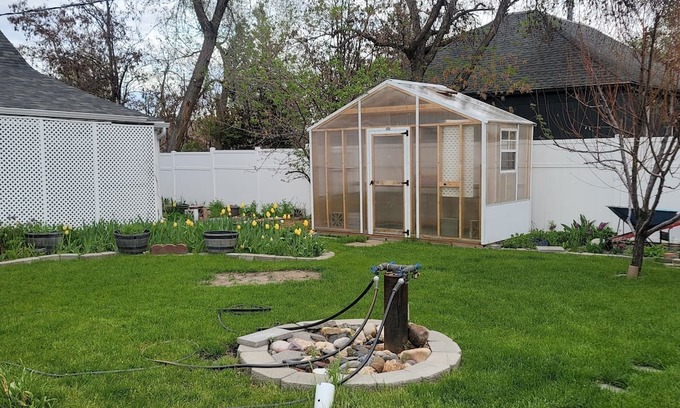 South Side House | Flowering House and garage