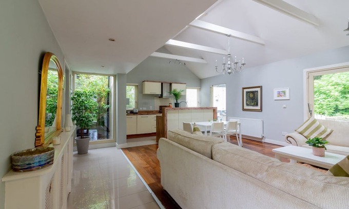 Malahide House | GuestReady - Opulence Malahide Seaside Cottage