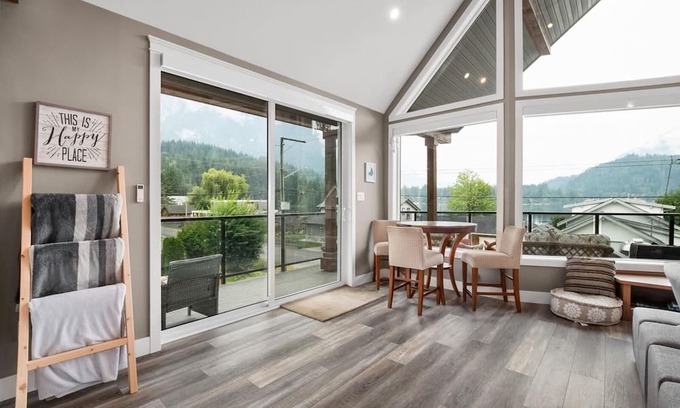 Hope House | Escape to Serenity: Lake Retreat with Majestic Mountain Views!