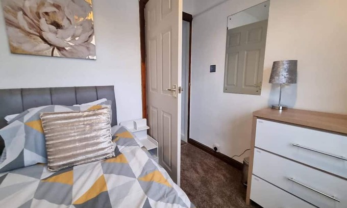 Droylsden House | Fully Equipped 3-bedroom House With Free Parking