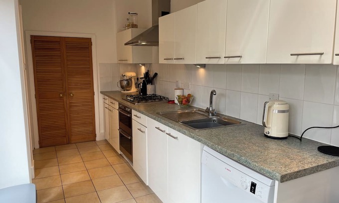 Wimbledon House | Cozy cottage in prime Wimbledon village. Walk to Wimbledon tennis.