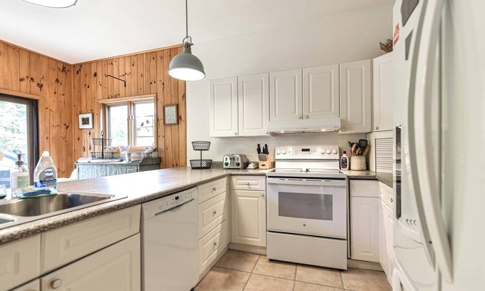 Muskoka Lakes Cottage | Lakeside Serenity: Windsor Point Retreat - Family Paradise with Stunning Views
