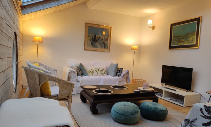 Suresnes Apartment | Apartment 'Nid Douillet' with Wi-Fi