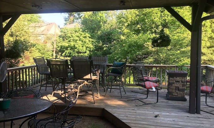 Deer Park House | "The Inn Field" Louisville, KY Home near KY EXPO, Waterfront & Bardstown Rd.,