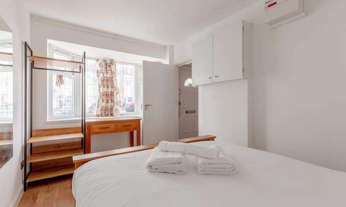 Custom House House | Spacious 4BD Home, near ExCel London!