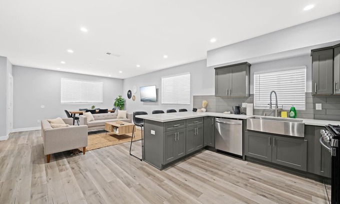 Carthay Circle House | Charming K-Town Retreat: Your LA Delight!