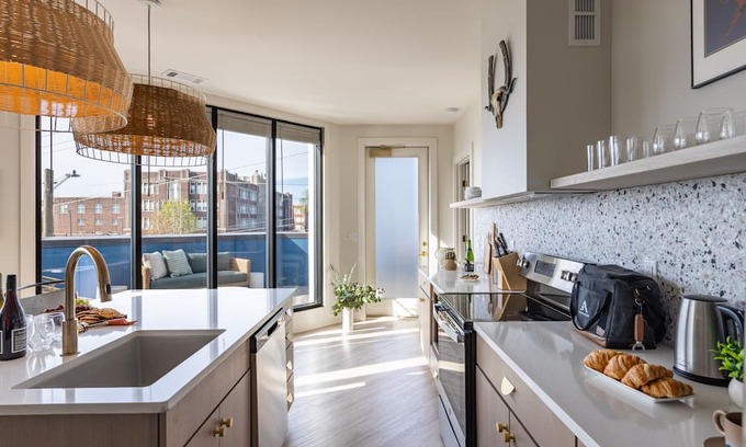 Five Points Apartment | Outrider 105 by AvantStay | 5mins to Broadway + Downtown