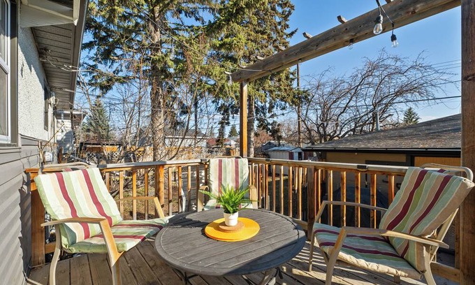 Northwest Calgary House | The Owl 3 Queen Beds PetFriendly FencedYard