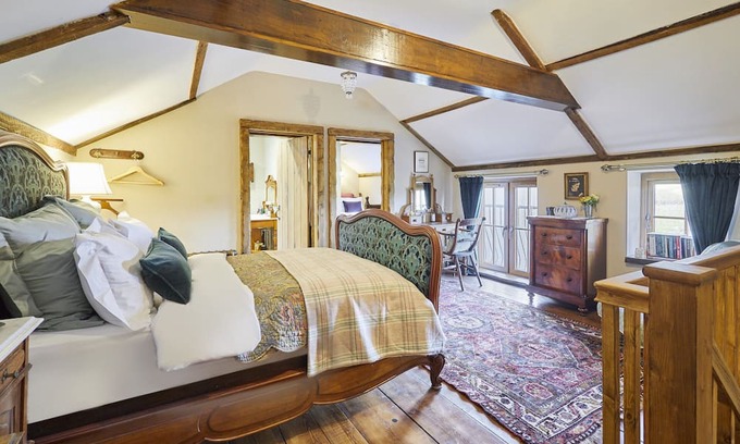 Llangadog House | Host & Stay | Gablebach