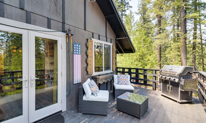 Arnold Cabin | Charming Arnold Cabin w/ Deck & Wood-Burning Stove