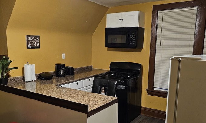 South Chicago Heights Apartment | 2-bedroom apartment in South Chicago Heights with AC.