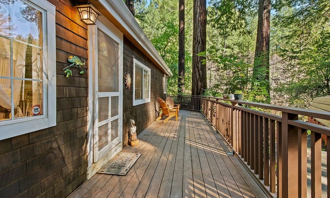 Cazadero Cabin | Casa De Flores ~ Creekfront, Dog Friendly, Redwoods