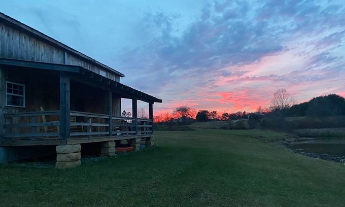 Jamestown Cabin | Cozy 2-bedroom cabin with WiFi, AC in welcoming Jamestown