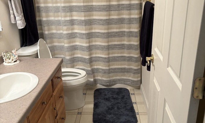 Neenah Condo | Comfortable secure condo that sleeps 8 comfortably!