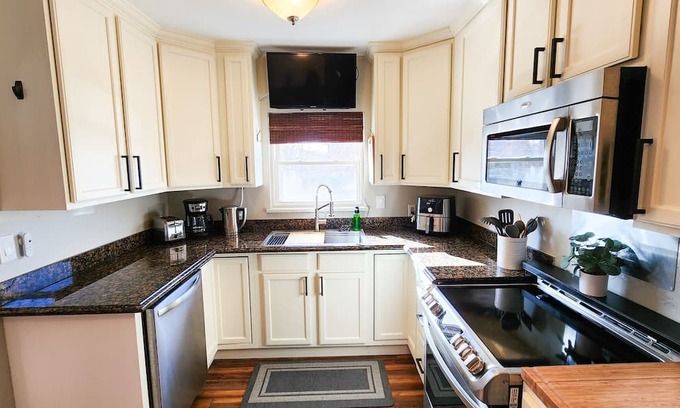 Englewood House | Urban Retreat: 2 King beds, Hot tub, Fenced Yard