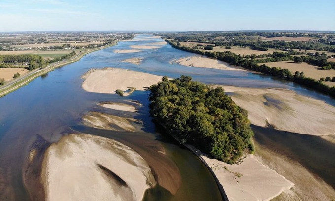 Saint-Remy-la-Varenne House | Country house being renovated in a village on the banks of the Loire.