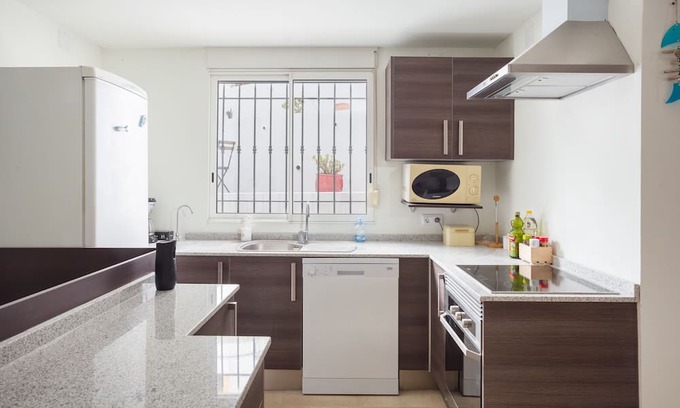 La Font d'en Carros Apartment | Apartment 'Maison Oliva 2' with Mountain View, Shared Pool and Wi-Fi