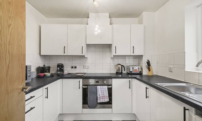 Woolwich Apartment | 2Bed 2 bath |FREE Gated Parking & Wifi ready for your weekly and monthly needs