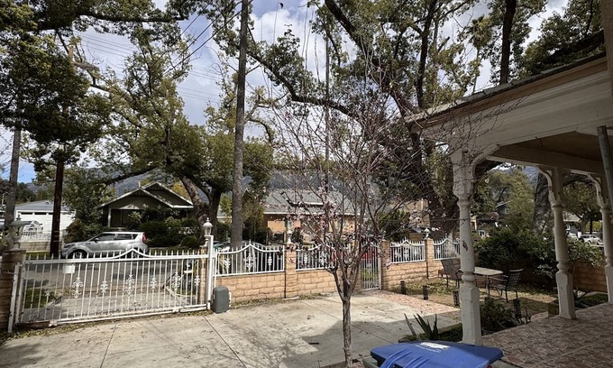 North Central House | Cozy and quaint home in Pasadena!