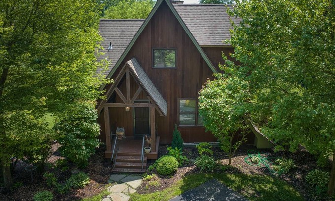Saratoga Springs House | Hidden Gem! Beautiful Deck! Oversized Firepit!