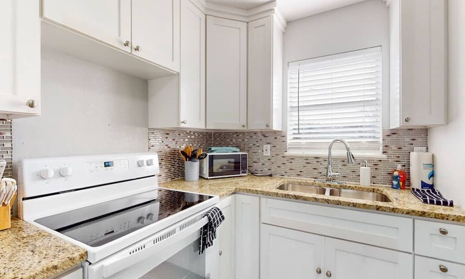 Bay Area House | Dog-friendly charmer with large yard, open layout, internet, W/D, & central AC