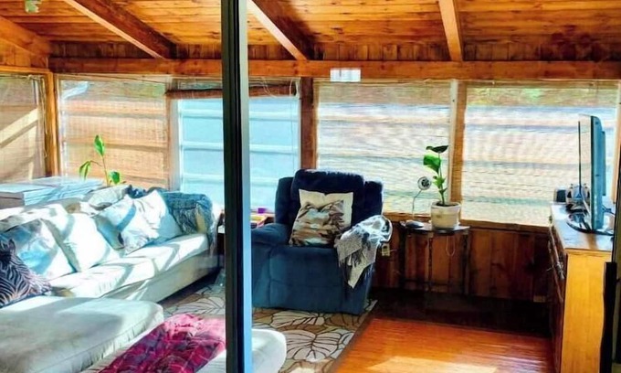 Framingham House | Quiet Home in a Safe Metro-west Boston Town