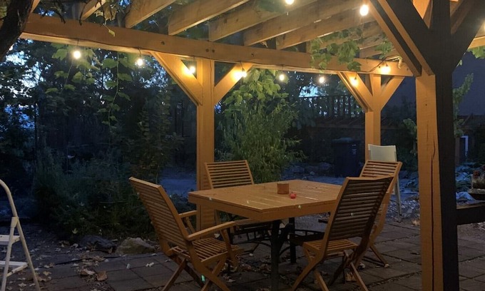 Central Okanagan Bed & Breakfast | Near airport, golf, winery, Kangaroo farm, and Mill Creek close to town. Pet ok