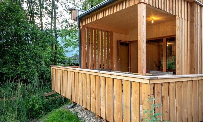 Ossiach Villa | Lovely apartment in villa for 4 guests with WIFI, TV, patio and parking