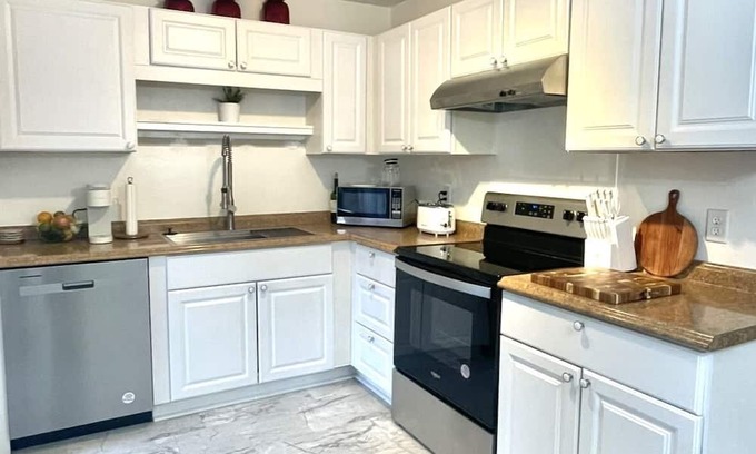 Parker Ridge House | Stylish Comfy Bungalow- 10 minutes to the beach. Backyard w/ deck & Grill.