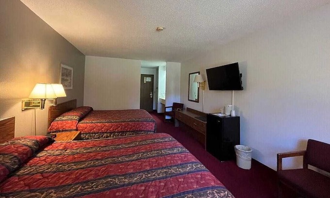 Boulder Junction House | Boulder Bear Motor Lodge - Two Queen Beds 106 Back