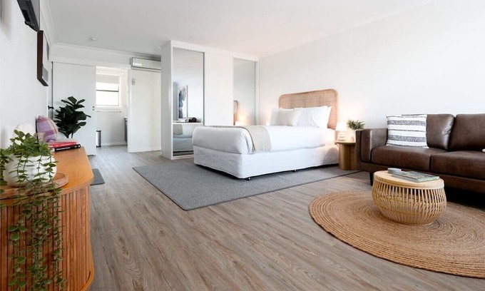 Riverside Apartment | Cute and Cosy Studio with Parking & WiFi
