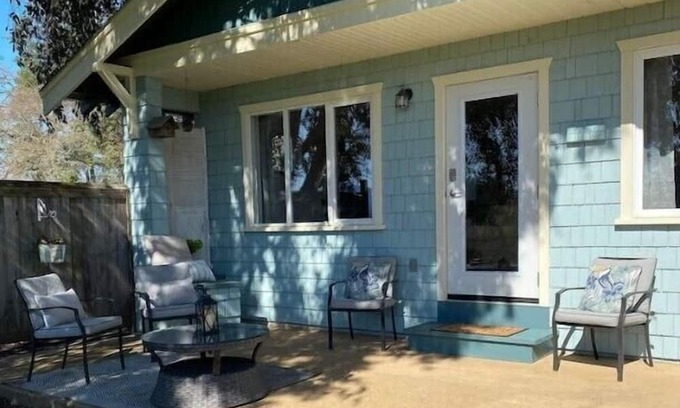 North Saanich Cottage | Private 2 bedroom Cottage by the beach in beautiful Deep Cove, Vancouver Island