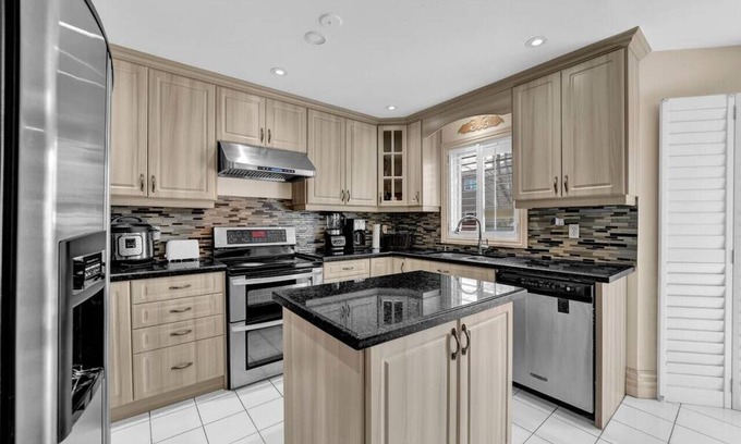 East Credit House | Homey Queen Retreat with Kitchen & Living Room