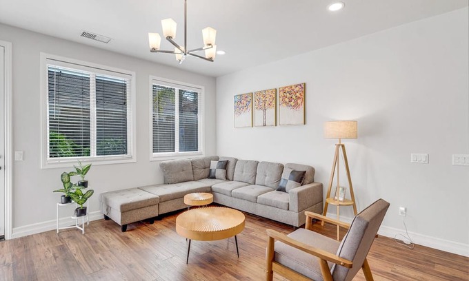 Eastvale House | 4B2.5B/Private Hot tub/Amazing pool/Private garden
