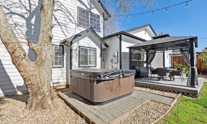 Folsom House | Folsom Charm: Walk to Lakes & Downtown