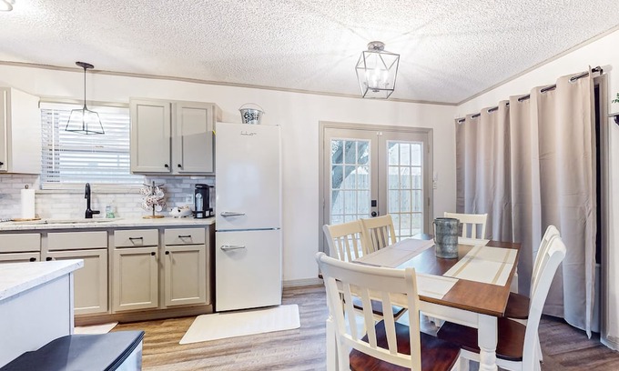 Knox City House | Recently renovated dog-friendly home with enclosed backyard, streaming, patio