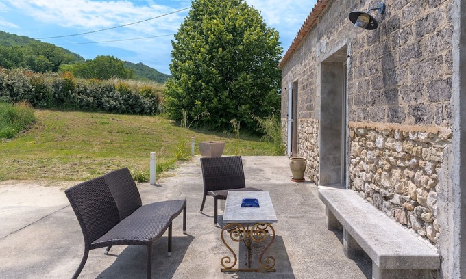Montjustin House | La Bergerie Montjustin gîte with view of the hills, private swimming pool